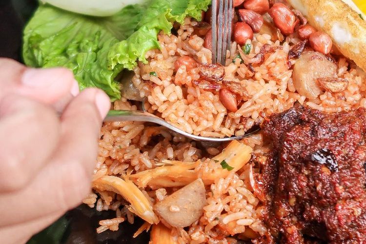 Nasi Goreng Agil: Lezatnya Kebanggaan Cilacap yang Menggoda Lidah
